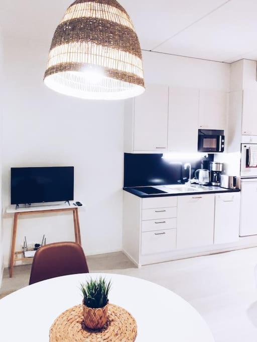 New Studio Cherry Near Helsinki Airport In Kivistoe Vantaa Bagian luar foto