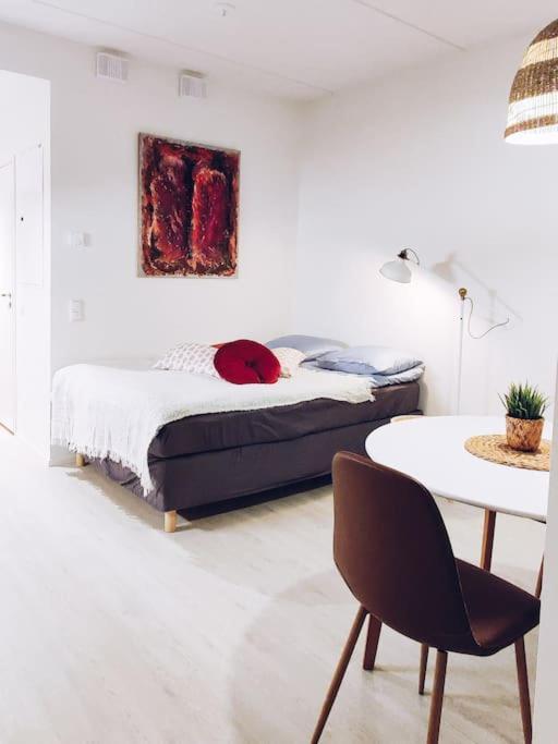 New Studio Cherry Near Helsinki Airport In Kivistoe Vantaa Bagian luar foto